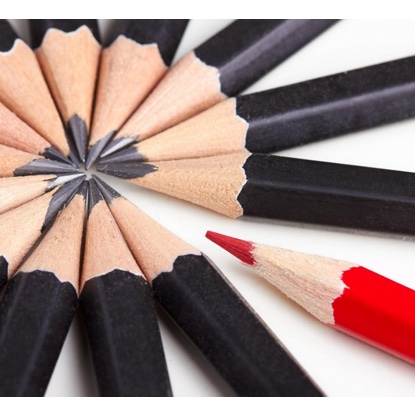 <h3>coach of facilitator
             </h3>
             <br>
             <b>Pas als je je eigen uitdagingen kunt managen, kun je die van
                anderen aan.
             </b>
             <br><br>
                Coaching comes natural – vanuit een passie om mensen te bewegen,
                om nieuwe paden te verkennen en hogere doelen te halen.
             <br><br>
                Ik coach individuen met een persoonlijk ontwikkel- en/of
                loopbaanvraagstuk, vanuit een werksituatie of op weg naar een
                nieuwe werksituatie. Hierbij focus ik mij op het (her)vinden
                van zelfvertrouwen vanuit eigen kracht, in verbinding met
                jezelf en de ander. 
             <br><br>
                Als facilitator – denk hierbij aan een 1- of 2-daagse workshop
                of offsite – begeleid ik (Management-)teams die bijvoorbeeld
                steeds tegen hetzelfde disfunctionele gedrag aanlopen.
                Herkenning, erkenning en het oefenen met andere perspectieven
                kan helpen om gedrag en daarmee samenwerking en prestaties
                niet alleen leuker te maken maar ook structureel te verbeteren. 
             <br><br>
                Wil je je vraag, droom en/of dilemma aan mij voorleggen en
                samen kijken hoe ik je kan helpen? Neem dan vrijblijvend
                contact met mij op.
            